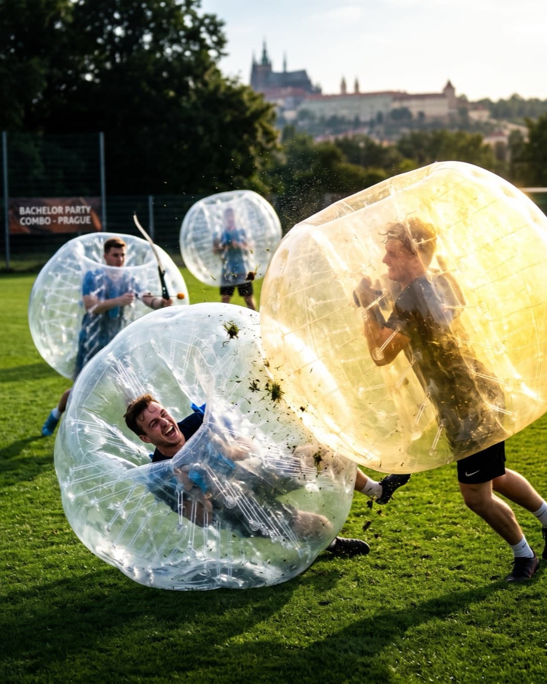 Hráči v nafukovacích koulích se srážejí při bubble fotbalu